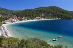 Spiaggia di Panormos: è uno dei lidi più famosi di Skopelos, in Grecia - © Panos Karas / Shutterstock.com