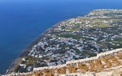 Spiaggia di Perissa e relativo villaggio di Santorini. ...