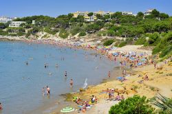 Vacanzieri in relax sulla spiaggia di Platja Llarga a Salou, famosa meta balneare della Catalogna, in Spagna - © nito / Shutterstock.com 