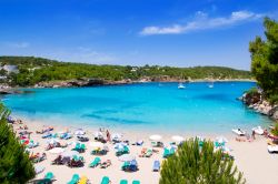 La piccola ma spettacolare spiaggia di Portinatx: siamo nel Mar Mediterraneo occidentale, e più precisamente sull'isola di Ibiza nell'arcipelago delle Baleari, uno dei più ...