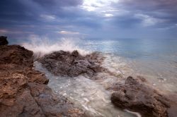 Onda che si frange sulla spiaggia di Porto Corallo in Costa Rei, Sardegna  - © Jenny Sturm / Shutterstock.com