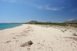 Spiaggia Posada a Budoni nella Sardegna di nord-est  - © Mildax / Shutterstock.com