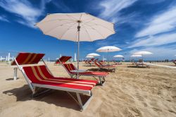 Spiaggia sulla Riviera Romagnola, tra Rimini e Riccione, in periodo di bassa stagione - © Federico Rostagno / Shutterstock.com