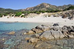 La spiaggia di Sa Ruxi a Villasimius, uno degli arenili più famosi di tutta la Sardegna - © ROBERTO ZILLI / Shutterstock.com