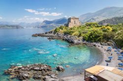 Spiaggia di San Nicola Arcella e l'Isola Dino a Praia a mare in Calabria