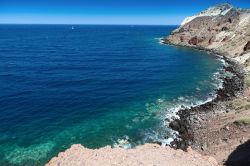 Una Spiaggia a Santorini (Grecia). E' una ...