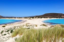 La spiaggia di Simos a Elafonissos, in Grecia. La sua caratteristica è quella di offrire due diversi mari con un solo arenile, e si può scegliere quale utilizzare per il bagno, ...
