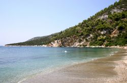 Una delle tante spiagge di Skiros (Skyros), l'isola che fa parte dell'arcipelago delle Sporadi, nel mare Egeo. Siamo in Grecia  non lonatano delle coste orientali, vicino all'isola ...