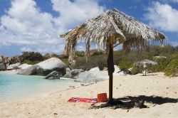 Spiaggia di Spanish Town, la città principale di Virgin Gorda, l'isola dal nome traducibile con "Vergine grassa", Isole Vergini Britanniche - © Rob Lilley / Shutterstock.com ...