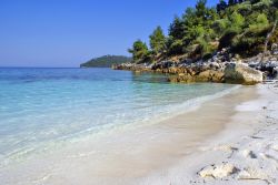 Spiaggia bianca e acque turchesi alle Sporadi, più esattamente sull'Isola di Skopelos in Grecia - © Yiannis Papadimitriou / Shutterstock.com
