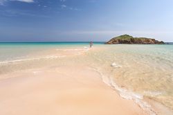 Spiaggia di Su Giudeu, la sabbia finissima di Chia nel sud della Sardegna - © Copyright: / Shutterstock.com