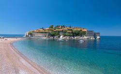 La bella spiaggia di Sveti Stefan è una delle più ambite di tutto il Montenegro - © ONK1978 / Shutterstock.com