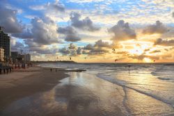 Spiaggia di Tel Aviv al tramonto: tanti provano il kitesurf nel cuore della città, gustando la magia del sole calante e sfruttando i venti di nord/nord-ovest. Nella spiaggia cittadina ...
