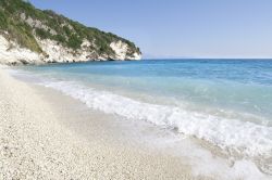 La spiaggia di Xigia, costituita da ciottoli e sabbie bianche, si trova a Zante, l'isola conosciuta anche con il nome di Zacinto, lungo le coste ioniche della Grecia - © Mihai M / Shutterstock.com ...
