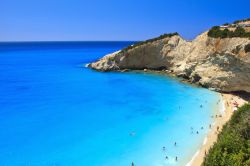 Scorcio fotografico della costa di Lefkada, Grecia - Un tratto di costa di Lefkada, la quarta per dimensioni fra le Isole Ioniche della Grecia - © stefanel / Shutterstock.com