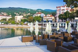 Le spiagge di Opatija sono per tutti i gusti: sabbiose, di scogli, ghiaia o cemento, sono sempre lambite da un'acqua cristallina - © Phant / Shutterstock.com