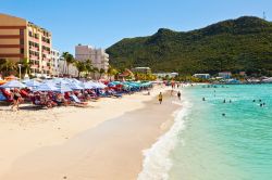 Un'immagine della spiaggia di Philipsburg, sull'isola di Saint Martin - © Ruth Peterkin / Shutterstock.com 