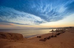 Una Spiaggia a Sharm el Sheikh, in Egitto, con uno struggente tramonto sul Mar Rosso, visto dalla penisola del Sinai - © Eric Gevaert / Shutterstock.com