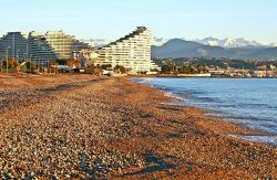 Spiaggia a ciottoli in Costa Azzurra: ci troviamo ...
