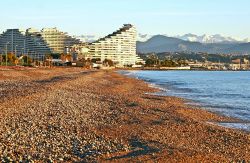 Spiaggia a ciottoli in Costa Azzurra: ci troviamo sulla marina di Villeneuve Lobet - © Giancarlo Liguori / Shutterstock.com