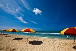 Alle isole Hawaii, nel bel mezzo del Pacifico, ci sono spiagge per tutti i gusti... con una costante: un'acqua splendida e scenari commoventi, selvaggi, fatti di sabbia bianca o roccia scura ...