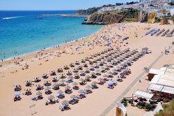 Una delle tante spiagge attrezzate di Albufeira - Da Praia dos Parcos a Praia de Sao Rafael, i turisti possono scegliere la spiaggia preferita per dedicarsi al relax sulla soffice sabbia bianca ...