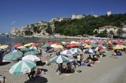 La spiaggia attrezzata di Ulcinj, città costiera del Montenegro - © Martin Tomanek / Shutterstock.com