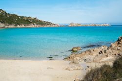 Spiaggia bianca a Santa Teresa di Gallura, Sardegna - Santa Teresa di Gallura è forse la località turistica con il territorio più variegato di tutto il nord della Sardegna. ...