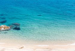 Spiaggia bianca vicino a Sithonia sulla Calcidica in Grecia