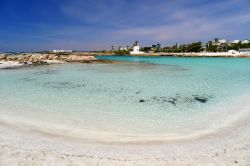 Spiaggia bianca di Nissi beach, nei pressi di Agia Napa, sull'isola di Cipro - © Pawel Kazmierczak / Shutterstock.com