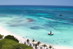 Spiaggia bianca tropicale dell'isola di Aruba ai Caraibi - © martinique / Shutterstock.com