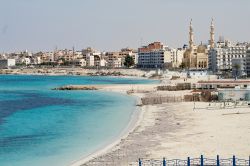 La spiaggia cittadina di Marsa Matruh: siamo sul Mediterraneo, in Egitto ad ovest del Delta del Nilo e della zona di Alessandria - © Waltraud Oe / Shutterstock.com