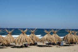 Spiaggia con ombrelloni isola Skyros Sporadi ...