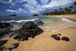 Una spiaggia con particolari rocce nere a Nosy ...