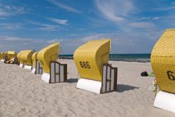 Spiaggia con sedie paravento, lungo la costa ...