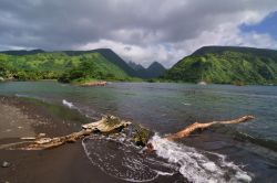 Spiaggia costa est di Tahiti incontro tra mare e fiume