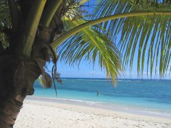 Spiaggia da favola sull'isola di Nattes (Île ...