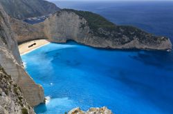 La spiaggia di Navagio (Naufragio) dove si trova ...