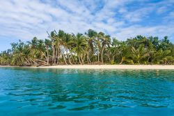 Una spiaggia deserta a Île Sainte-Marie (Nosy Boraha) con la natura incontaminata del nord del Madagascar - © Pierre-Yves Babelon / Shutterstock.com