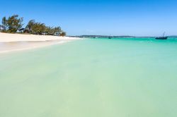 Una spiaggia deserta lungo la baia di Diego Suarez: ...