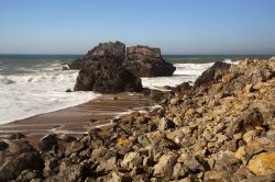 La spiaggia di Adraga si trova vicino a Azenhas, nella regione di Lisbona (Portogallo) - © Andre Goncalves / shutterstock.com