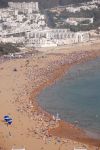 La famosa spiaggia di Agadir in estate in Marocco. ...