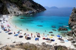 Panorama su Aghiofili Beach a Lefkada, Grecia - E' racchiusa in una deliziosa caletta riparata da scogliere la spiaggia di Aghiofili, fra le più rinomate dell'isola © Ladislav ...