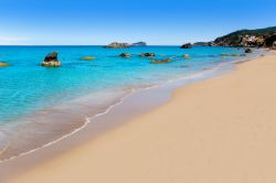 La bella spiaggia di Aiguas Blanques, particolare per le sue acque turchesi ed alcuni scogli vicino a riva. Località Ibiza, isole Baleari in Spagna - © holbox / Shutterstock.com