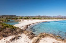 Spiaggia di Budoni o di S. Anna, sulla sinistra lo stagno di Taunanella. Siamo nella Sardegna nord orientale, non lontano dall'Isola della Tavolara  - © Jenny Sturm / Shutterstock.com ...