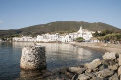 La bella spiaggia di Cadaques, uno dei borghi ...