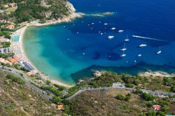 La spiaggia di Cavoli dell'Isola d'Elba (Arcipelago Toscano, provincia di Livorno) è ampia e sabbiosa, esposta a sud, dotata di ogni comfort e lambita dalle acque limpidissime ...