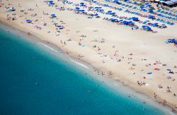 La grande spiaggia di Cleopatra, famosa per le sue sabbie soffici ed il mare cristallino: si trova ad  Alanya lungo la costa mediterranea della Turchia - © muratart / Shutterstock.com ...