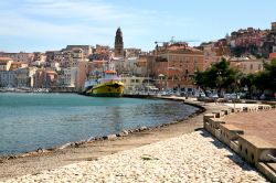 un piccolo tratto di spiaggia presso il borgo di Gaeta nel sud del Lazio, sulla costa tirrenica dell'Italia - © onairda / Shutterstock.com