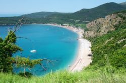 La spiaggia di Jaz beach, si trova vicino a Budva lungo la costa del Montenegro - © ollirg / Shutterstock.com